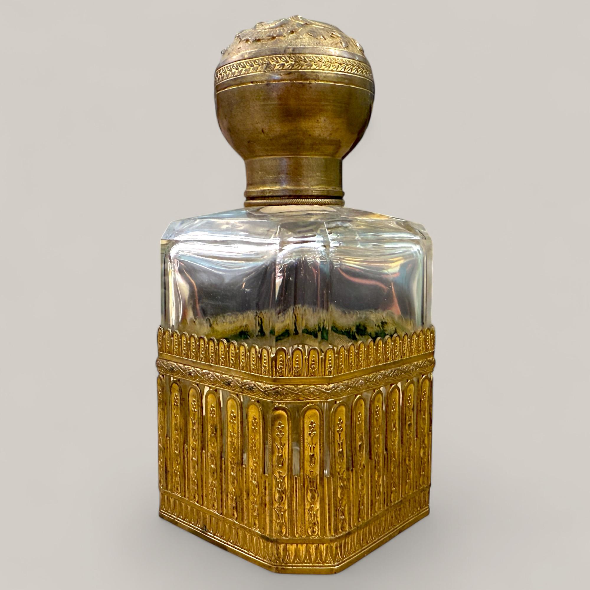 Napoleon III-Style Cut Crystal Perfume Flacon in Gilt Bronze, 19th Century In Good Condition For Sale In NICE, FR