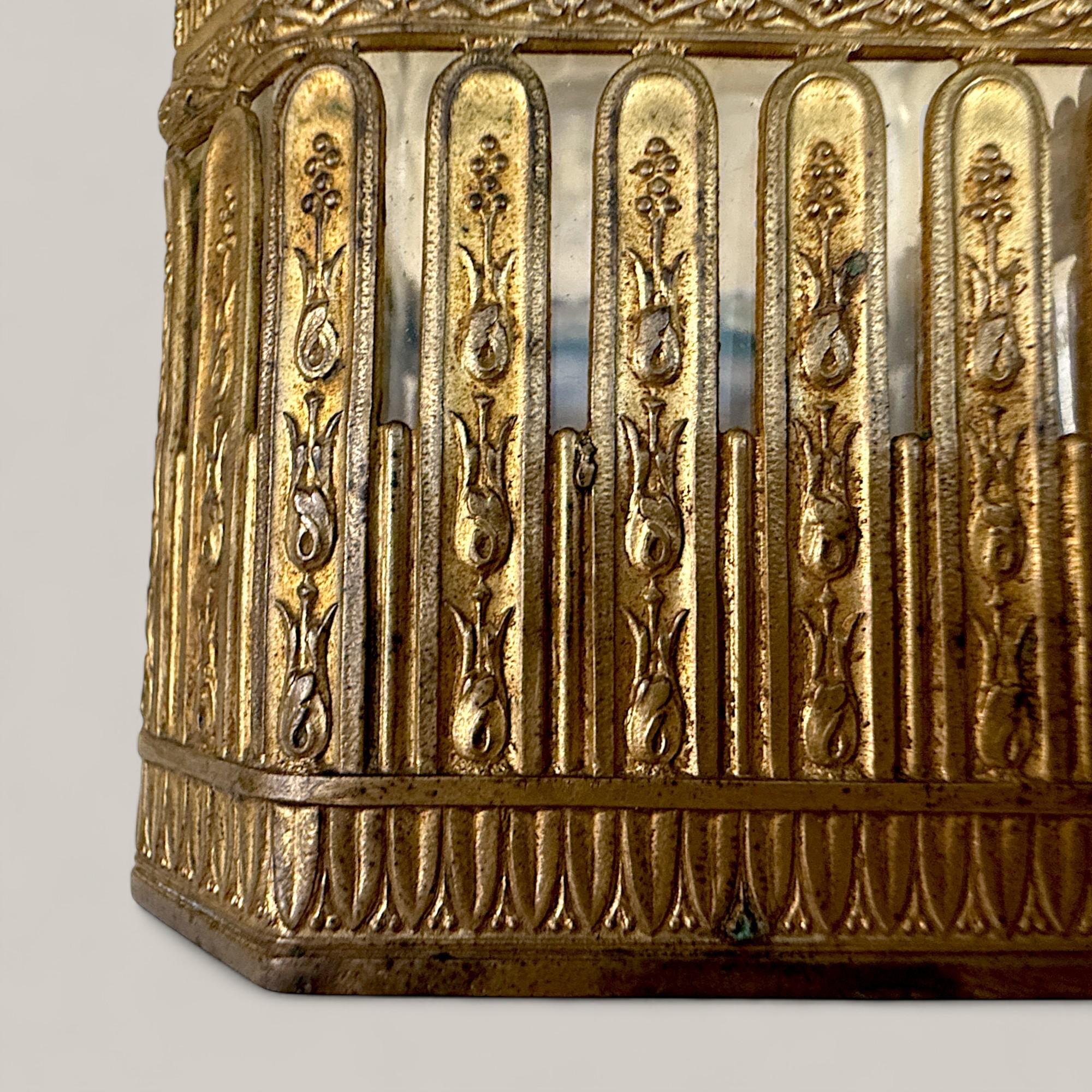Napoleon III-Style Cut Crystal Perfume Flacon in Gilt Bronze, 19th Century For Sale 3