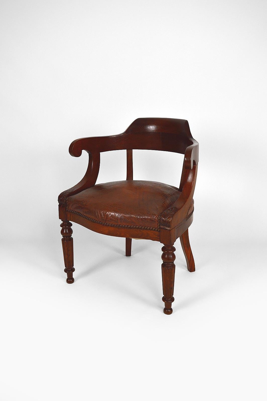 Superb office / desk chair with crosiers / butts.

Structure in oak, carved with acanthus leaves.
Seat in brown leather, imitation crocodile skin.

Empire / Napoleon III style, France, around 1880-1900.

In excellent condition, restored,