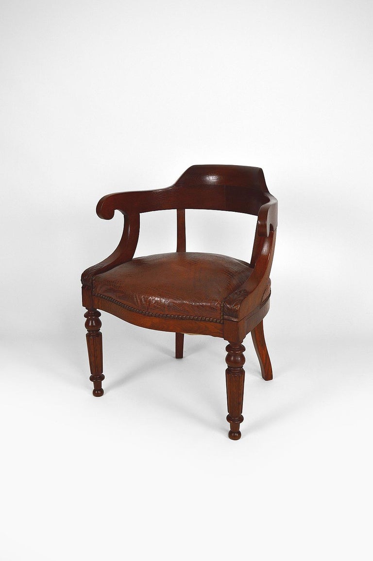 Superb office / desk chair with crosiers / butts.

Structure in oak, carved with acanthus leaves.
Seat in brown leather, imitation crocodile skin.

Empire / Napoleon III style, France, around 1880-1900.

In excellent condition, restored,