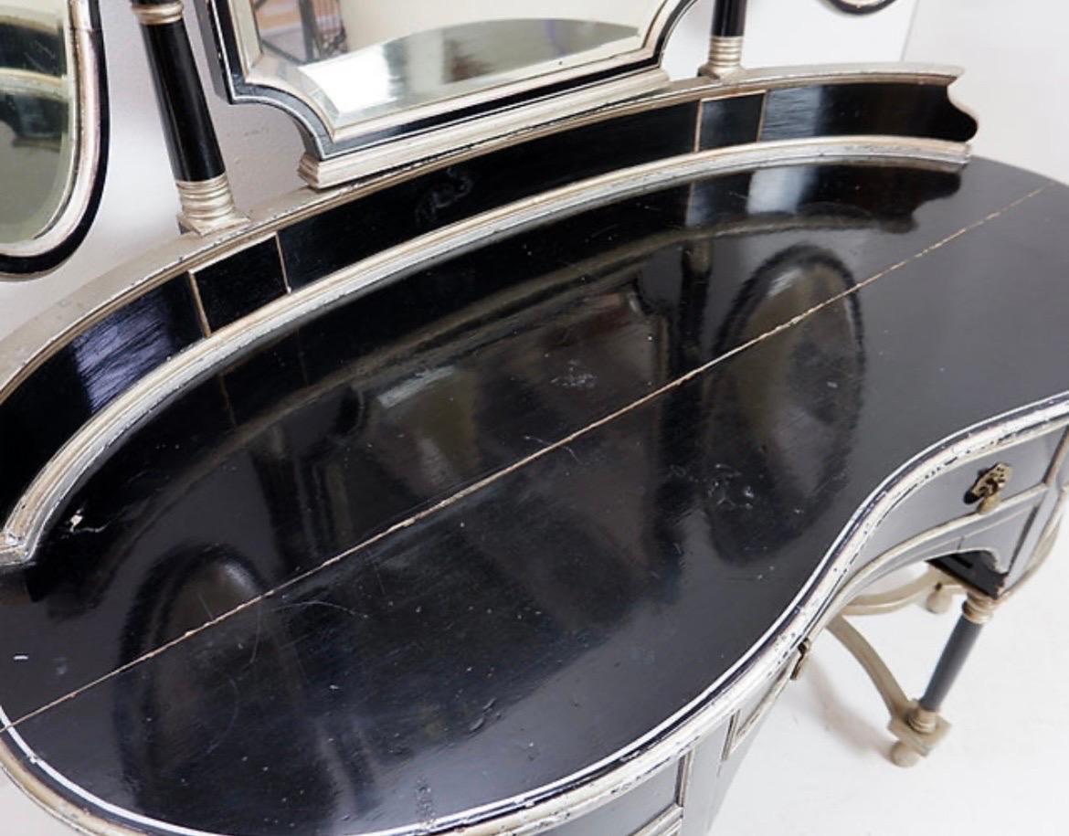 Tavolino da toilette in stile Napoleone III in legno laccato nero e 3 specchi in vendita 10