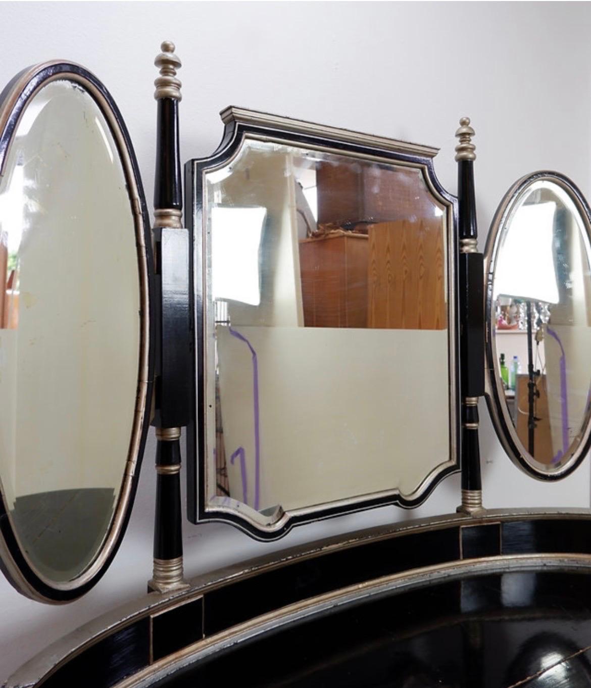 Metà XX secolo Tavolino da toilette in stile Napoleone III in legno laccato nero e 3 specchi in vendita