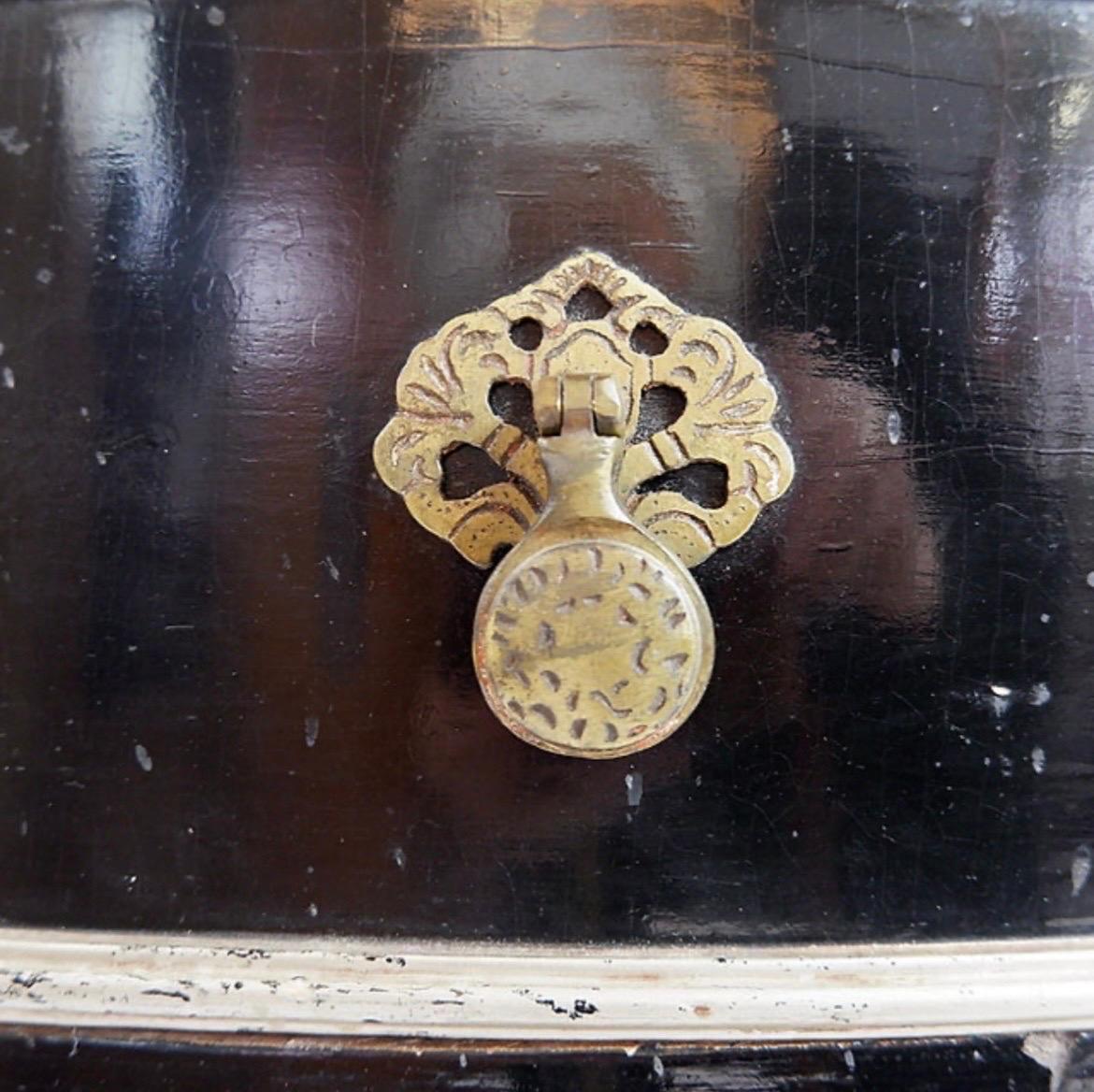 Tavolino da toilette in stile Napoleone III in legno laccato nero e 3 specchi in vendita 2
