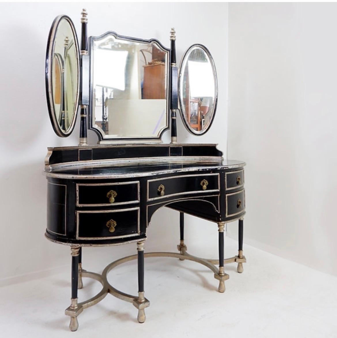 Tavolino da toilette in stile Napoleone III in legno laccato nero e 3 specchi in vendita 3