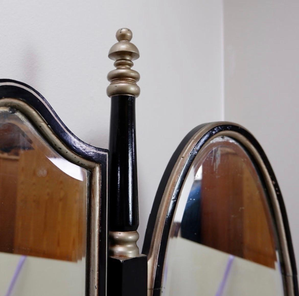 Tavolino da toilette in stile Napoleone III in legno laccato nero e 3 specchi in vendita 4