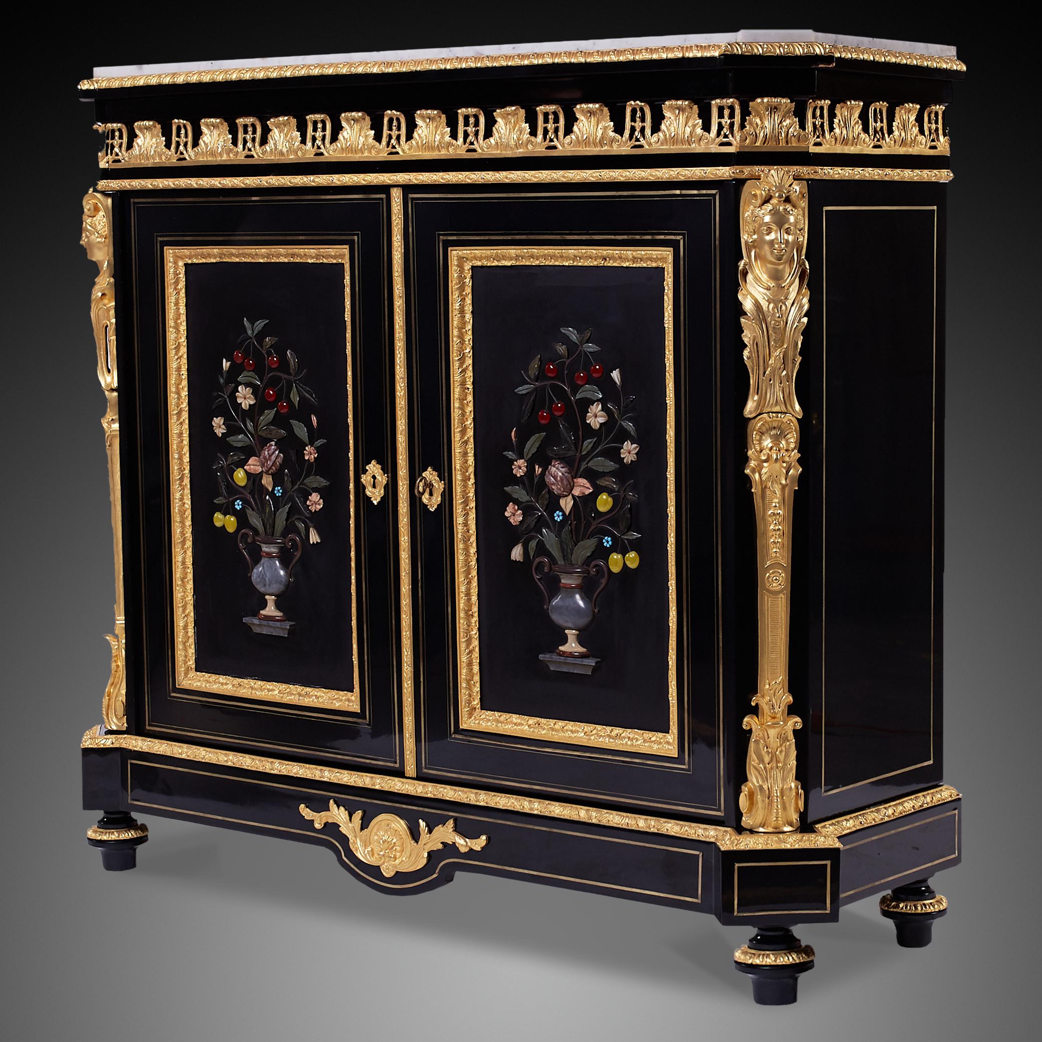 Doré Cabinet de style Napoléon III en ébène et bronze doré. en vente