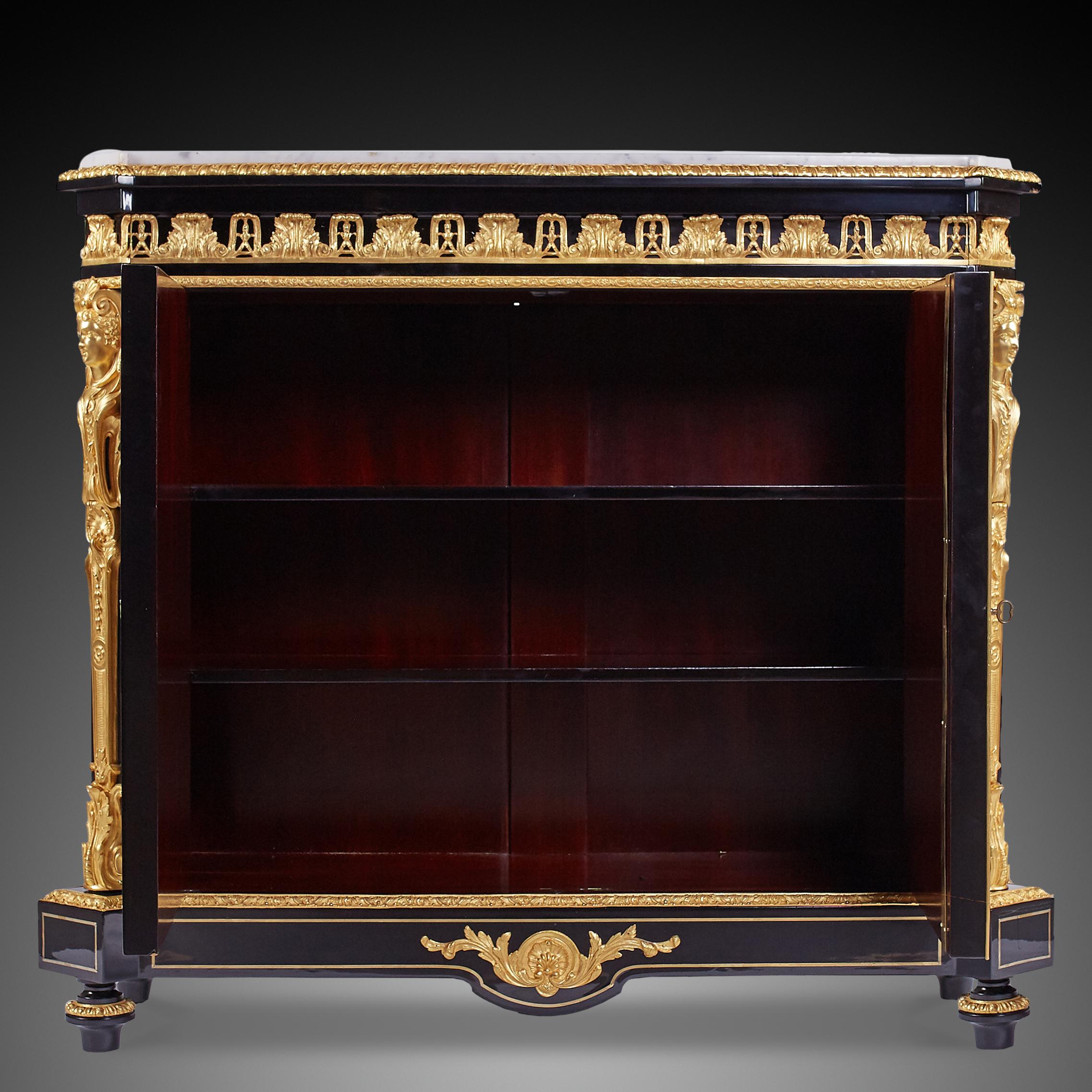 XIXe siècle Cabinet de style Napoléon III en ébène et bronze doré. en vente