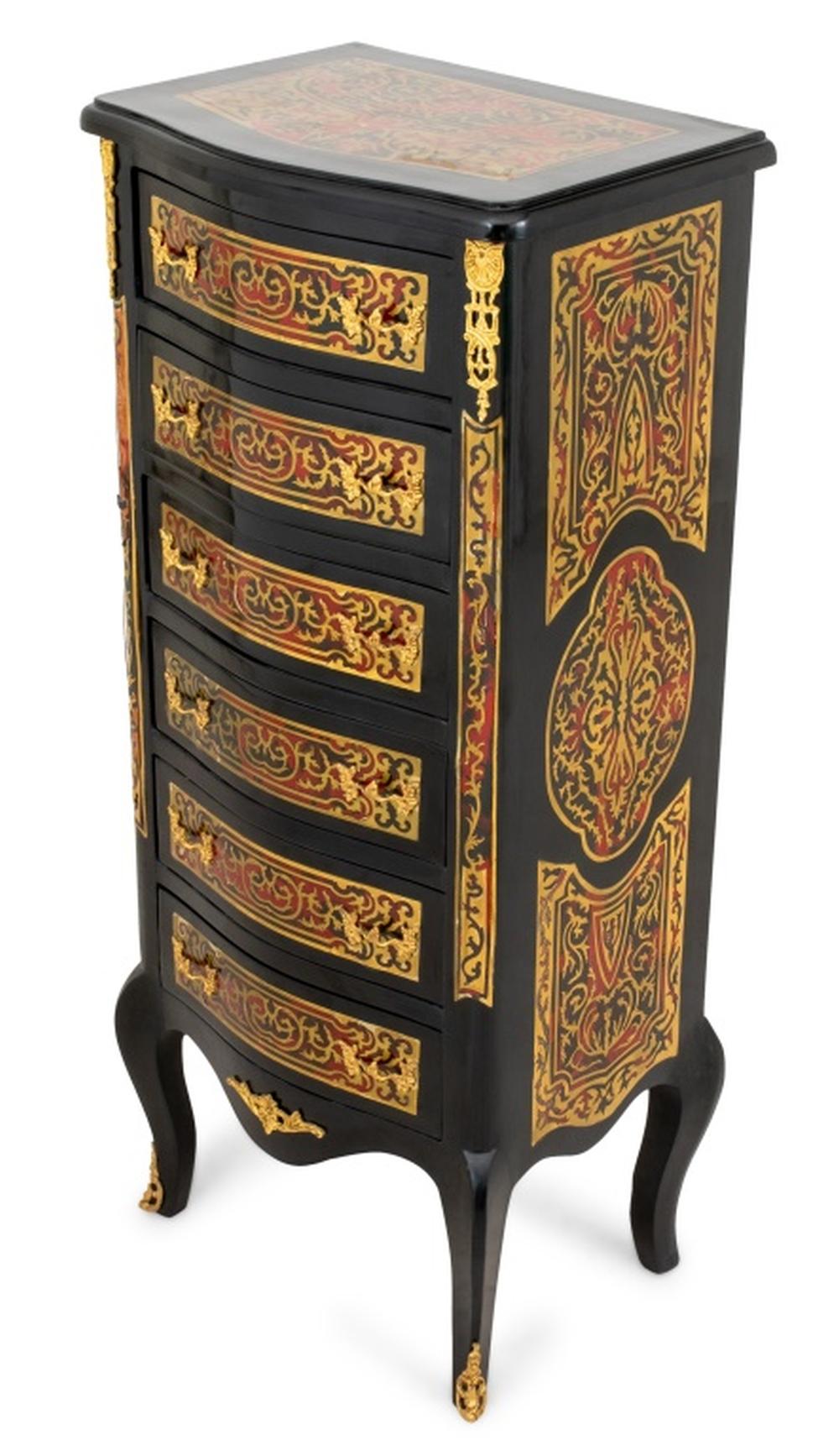 Commodo in finto boulle in stile Napoleone III, con sei cassetti, gambe a cabriole e ferramenta in ottone. 43,5