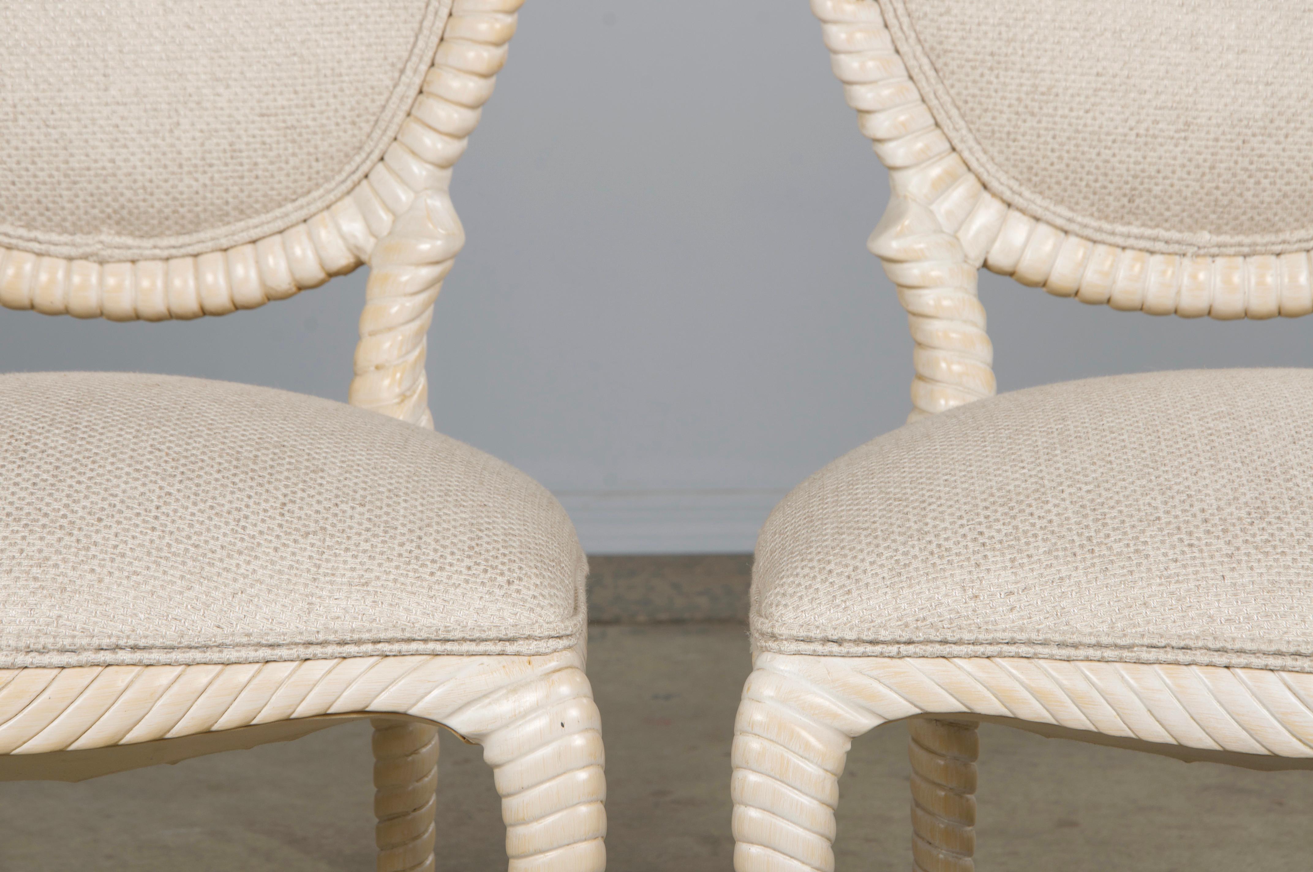 Une magnifique paire de chaises d'appoint de style Napoléon III provenant directement de Provence, France. Sculptées à la main avec des détails complexes de fausse corde le long des pieds et du cadre de l'assise, ces chaises témoignent d'un