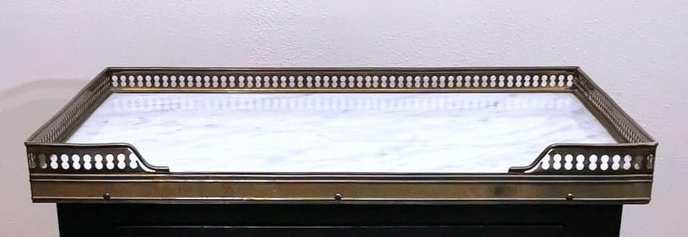 Französischer Nachttisch im Napoleon III.-Stil  Schwarzes Holz und Carrara-Marmor im Angebot 8