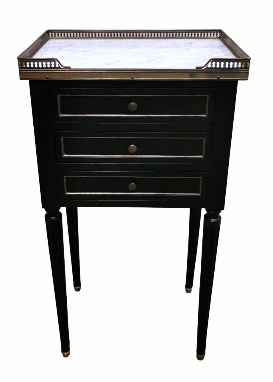 We kindly suggest that you read the entire description, as we try to give you detailed technical and historical information to ensure the authenticity of our objects.
Sober and elegant French nightstand in the Napoleon III style; on the front, it