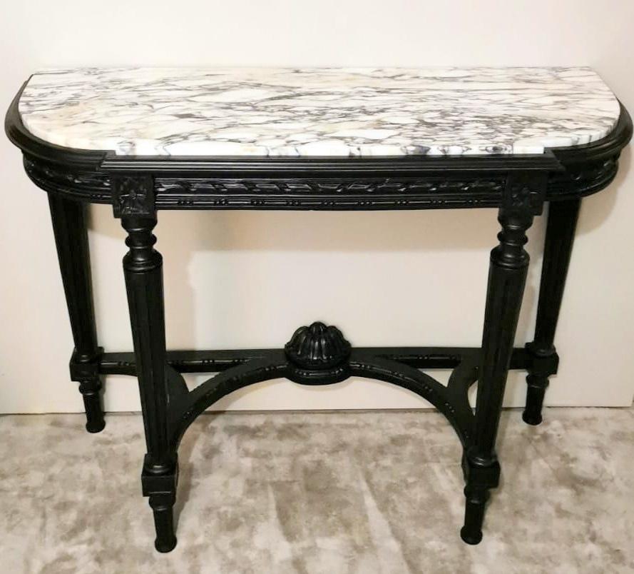 We kindly suggest that you read the entire description, as we try to give you detailed technical and historical information to ensure the authenticity of our objects.
Elegant and refined French console table in the Napoleon III style; the entire