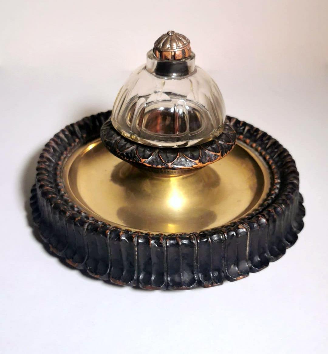 We kindly suggest you read the whole description, because with it we try to give you detailed technical and historical information to guarantee the authenticity of our objects.
Original and rare French inkwell; the entire large circular frame is