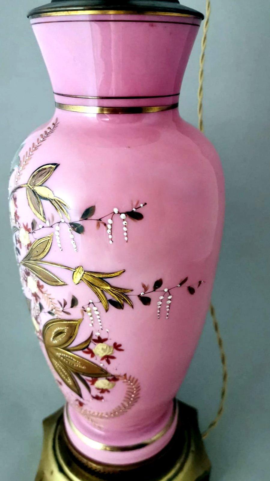 Lampe française de style Napoléon III en verre opalin peint à la main en vente 7