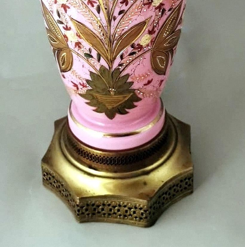 Lampe française de style Napoléon III en verre opalin peint à la main en vente 9