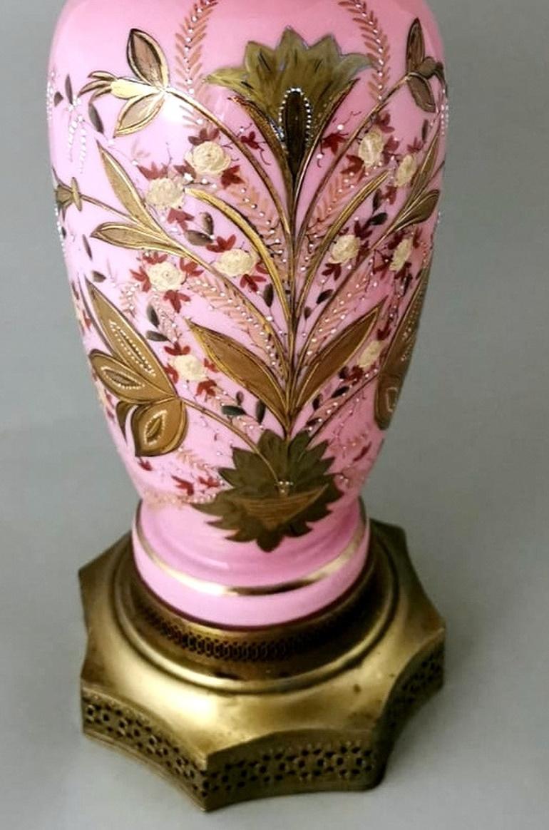 XIXe siècle Lampe française de style Napoléon III en verre opalin peint à la main en vente