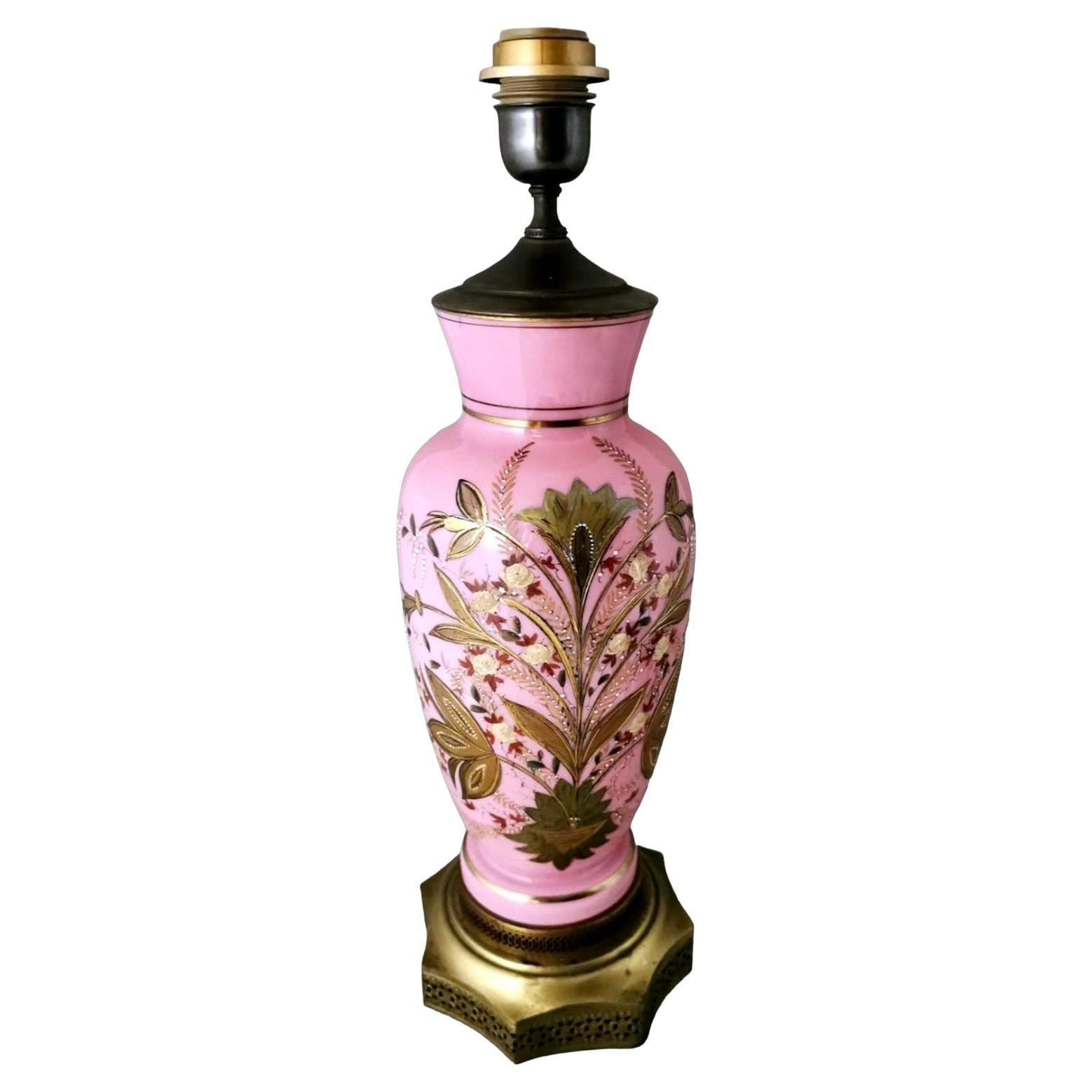 Lampe française de style Napoléon III en verre opalin peint à la main