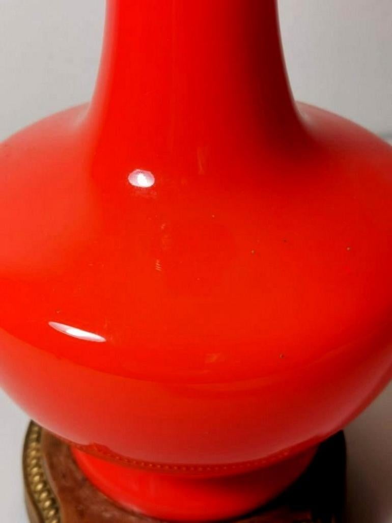 Lampe française en verre orange opalin de style Napoléon III Base en laiton doré en vente 3