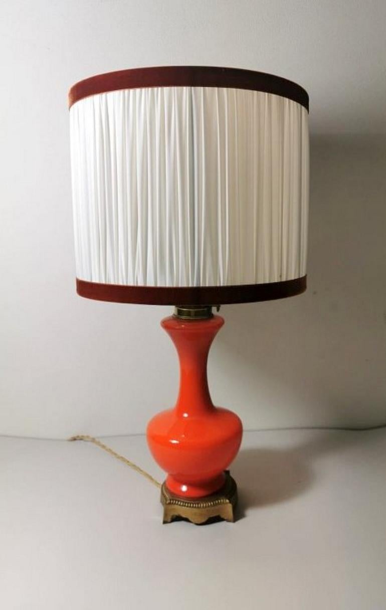 Lampe française en verre orange opalin de style Napoléon III Base en laiton doré en vente 5