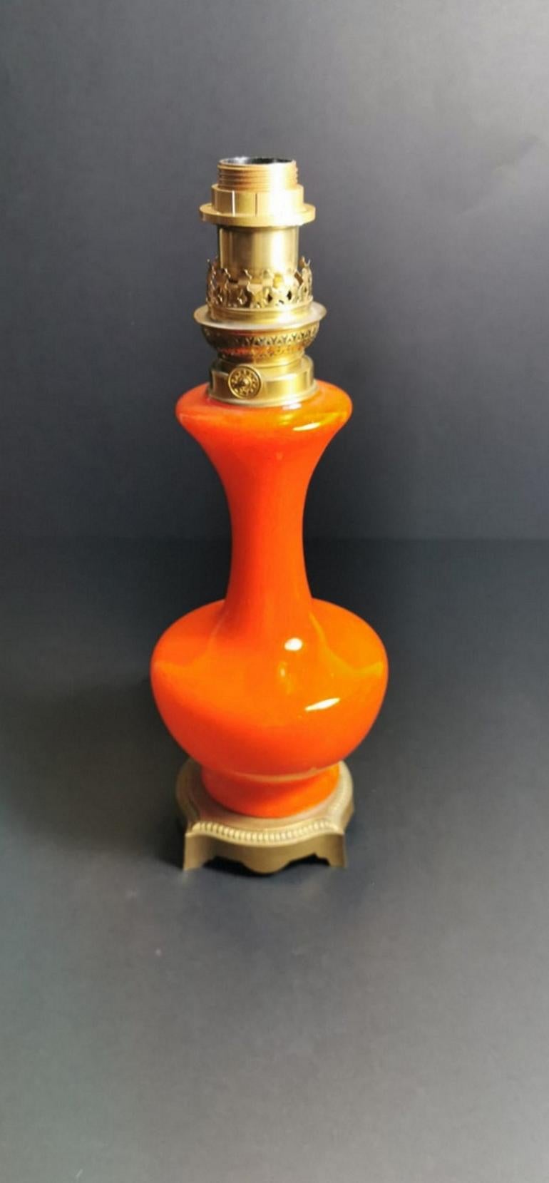 We kindly suggest you read the whole description, because with it we try to give you detailed technical and historical information to guarantee the authenticity of our objects.
Originally this lamp was an oil lamp, over time the mechanism with the