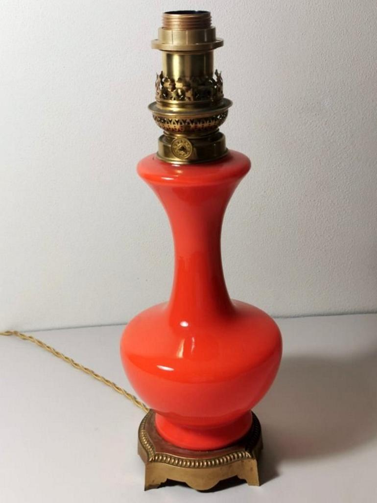 Français Lampe française en verre orange opalin de style Napoléon III Base en laiton doré en vente