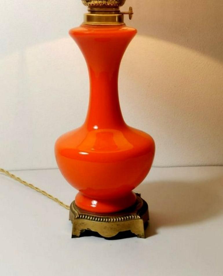 XIXe siècle Lampe française en verre orange opalin de style Napoléon III Base en laiton doré en vente