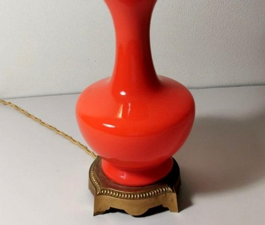 Laiton Lampe française en verre orange opalin de style Napoléon III Base en laiton doré en vente