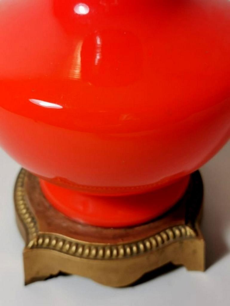 Lampe française en verre orange opalin de style Napoléon III Base en laiton doré en vente 1