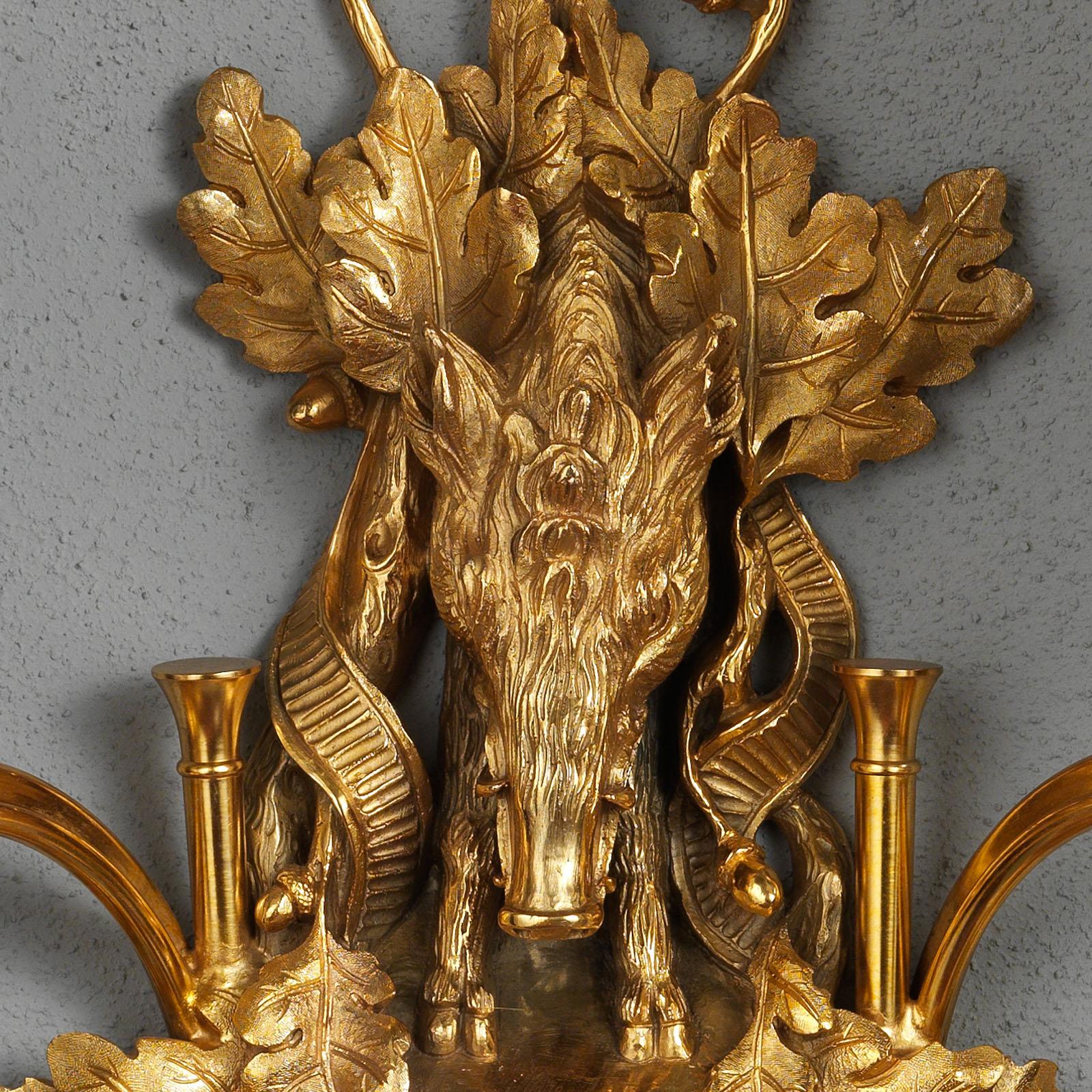 Diese vergoldete Bronzeleuchte von Gherardo Degli Albizzi im Stil von Napoleon III zeigt sowohl Jagd- als auch Pflanzenmotive in Form eines Wildschweins und Eichenblättern, die eine gewundene, vergoldete Rückenplatte bilden, an der die