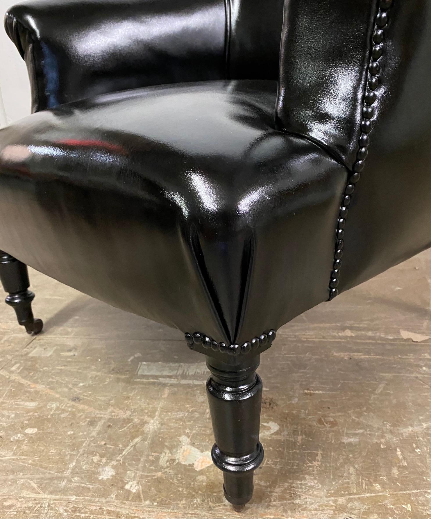 Français Fauteuil club rembourré en cuir de style Napoléon III en vente