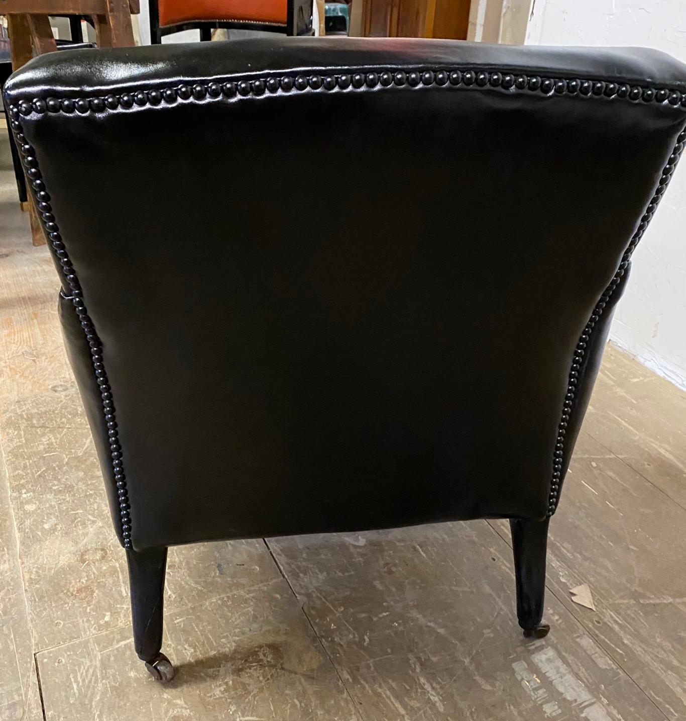 XIXe siècle Fauteuil club rembourré en cuir de style Napoléon III en vente