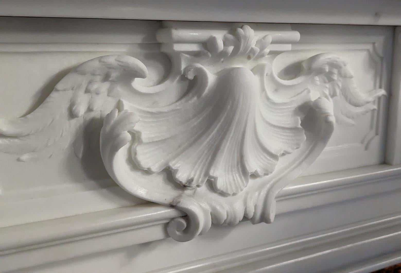 Napoleon III-Style Mantelpiece in Statuario Carrara Marble Including a Clock In Good Condition For Sale In SAINT-OUEN-SUR-SEINE, FR