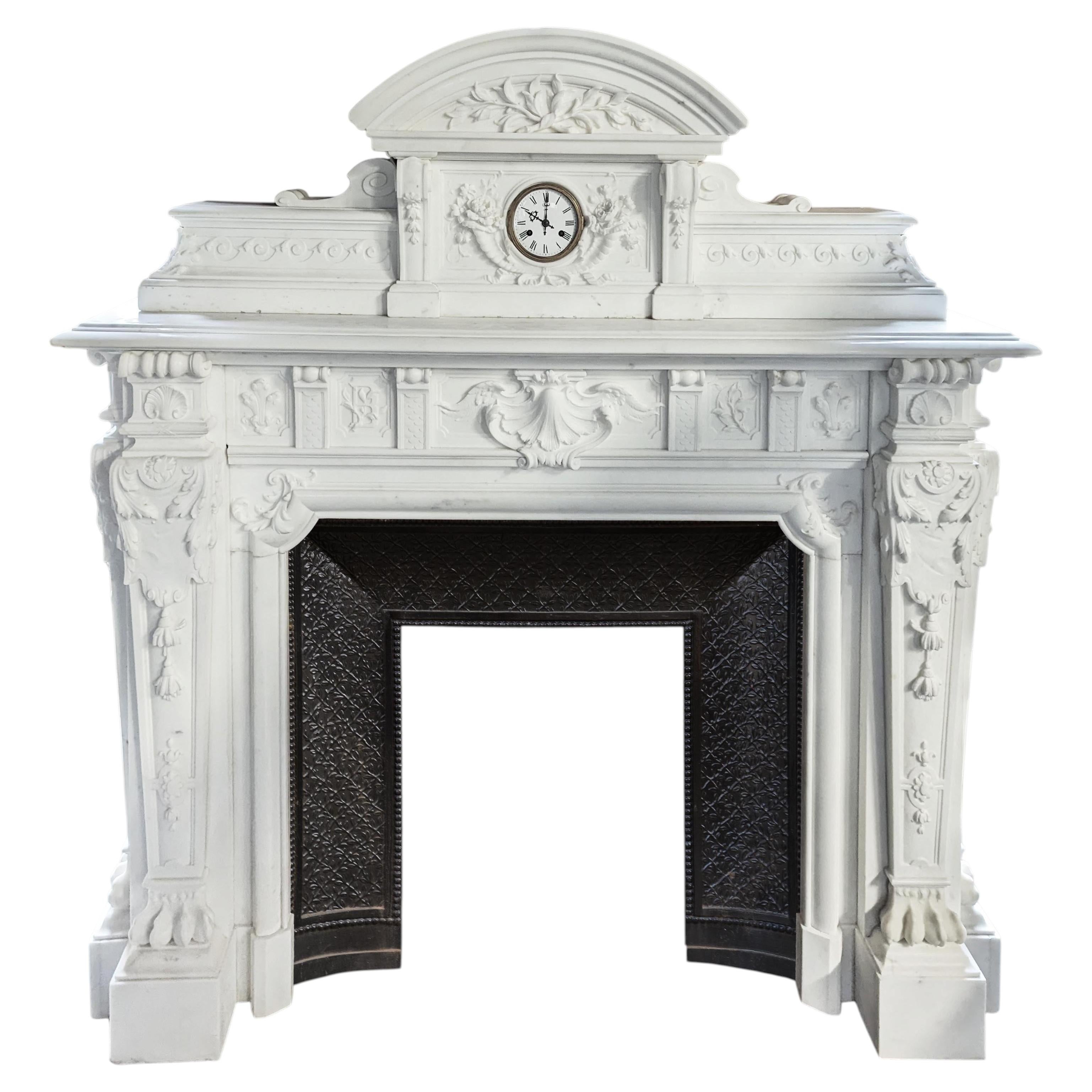Repisa de chimenea estilo Napoleón III de mármol Statuario de Carrara con reloj incluido en venta
