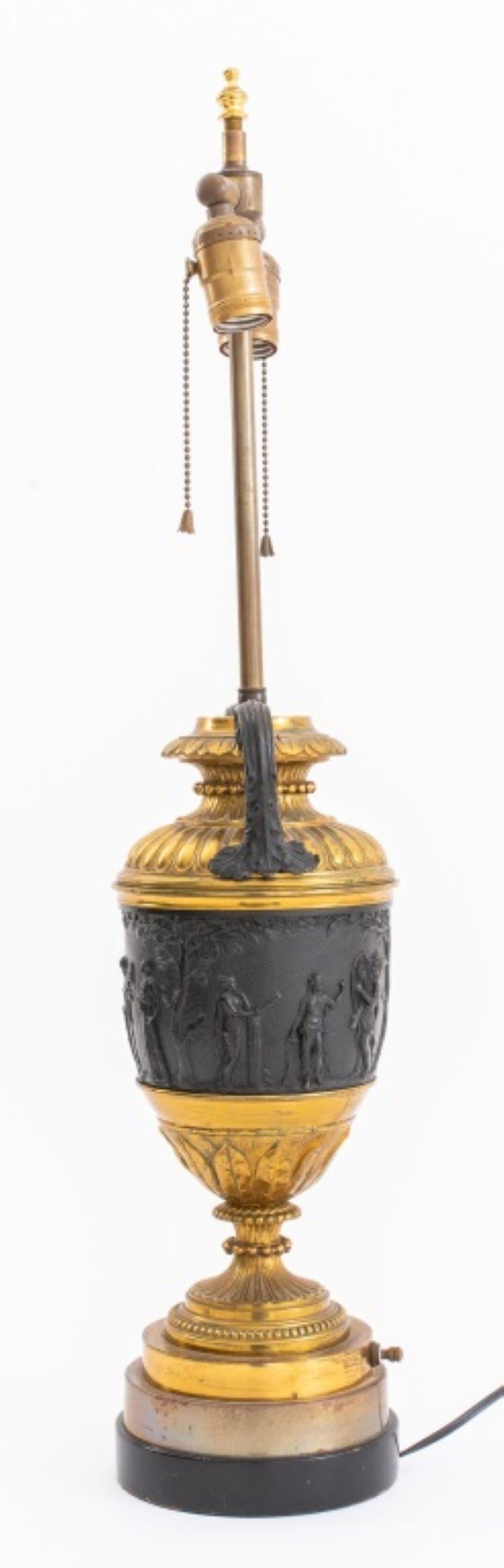 Laiton Lampe urne néoclassique de style Napoléon III en vente