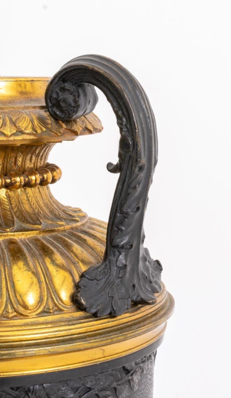 Lampe urne néoclassique de style Napoléon III en vente 2