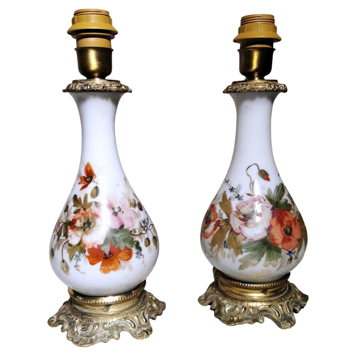 Paire de lampes à huile françaises de style Napoléon III en verre opalin peint à la main