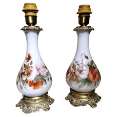 Paire de lampes à huile françaises de style Napoléon III en verre opalin peint à la main