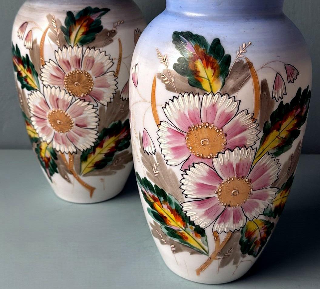 Napoleon III Style Pair of Hand-Painted Opaline Glass Vases in vendita 2