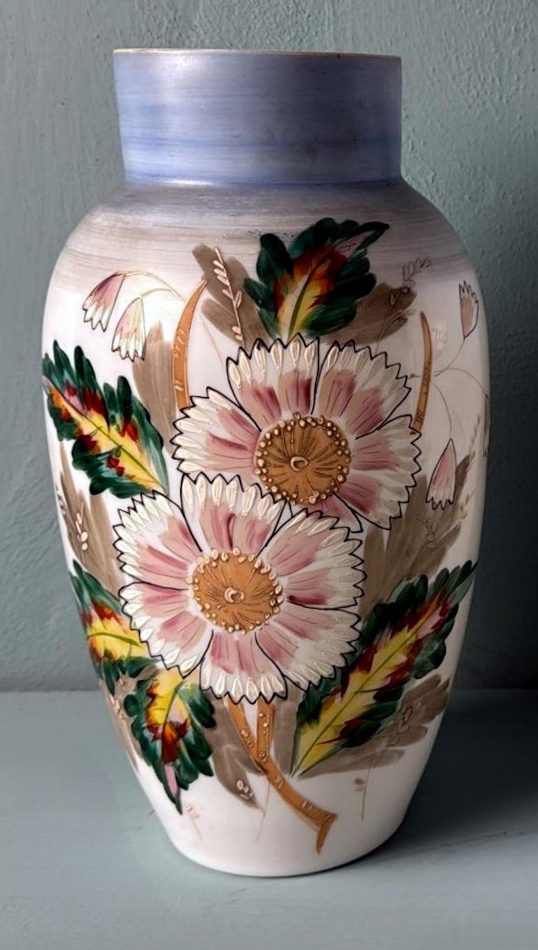 Napoleon III Style Pair of Hand-Painted Opaline Glass Vases in vendita 4