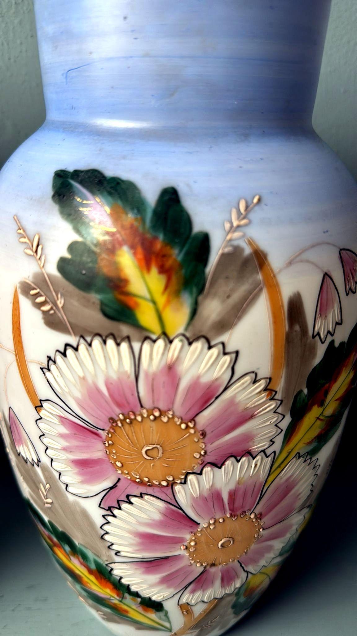 Napoleon III Style Pair of Hand-Painted Opaline Glass Vases in vendita 5
