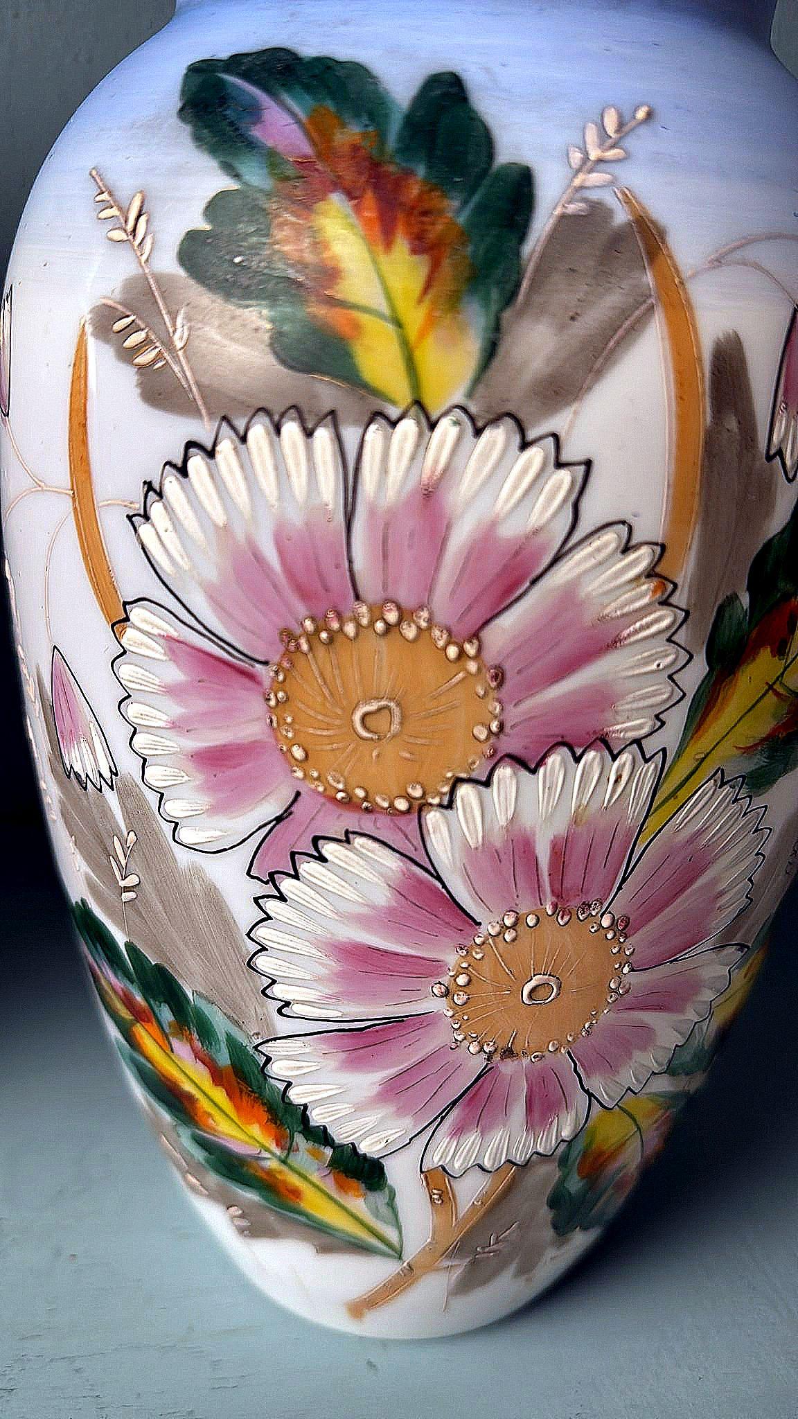 Napoleon III Style Pair of Hand-Painted Opaline Glass Vases in vendita 7