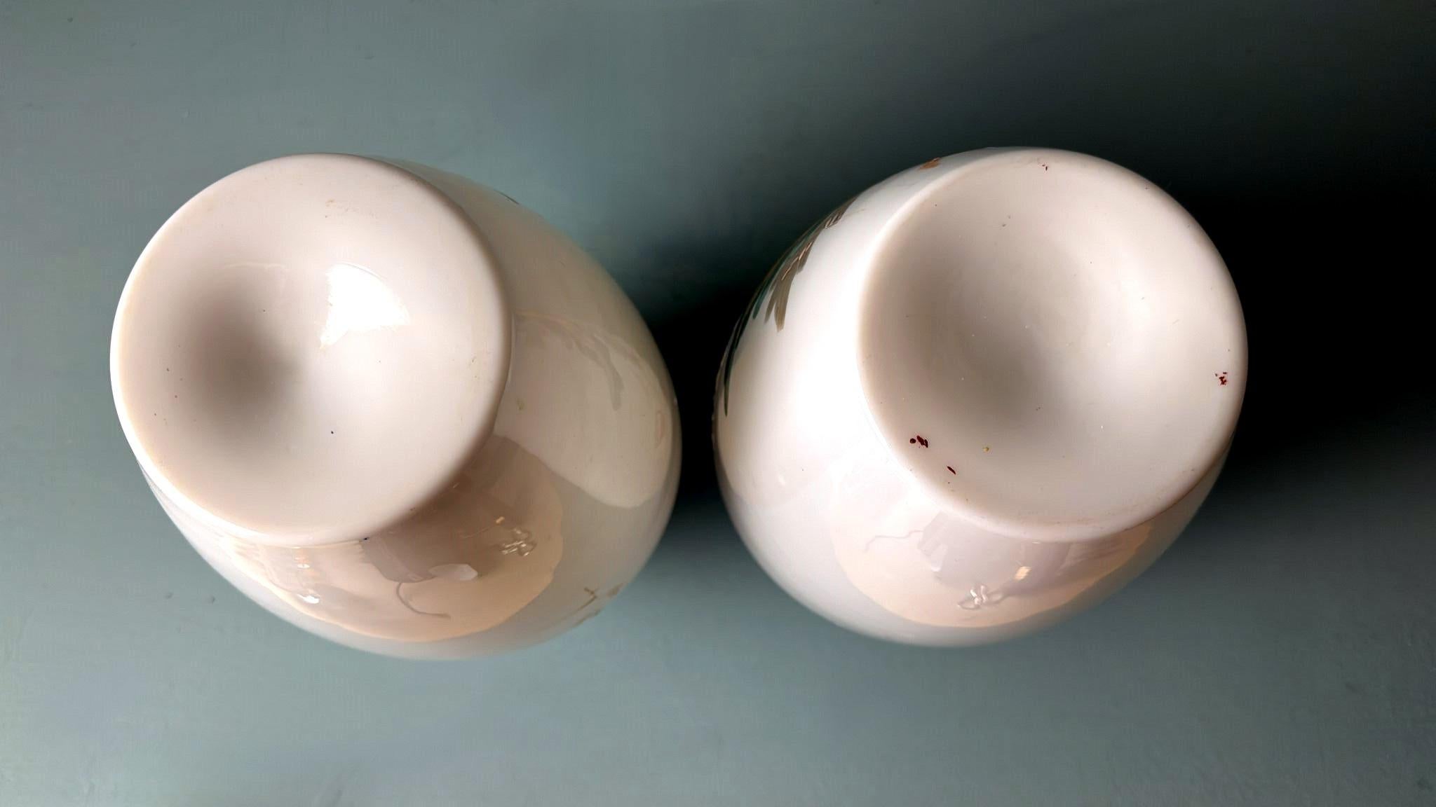 Napoleon III Style Pair of Hand-Painted Opaline Glass Vases in vendita 9