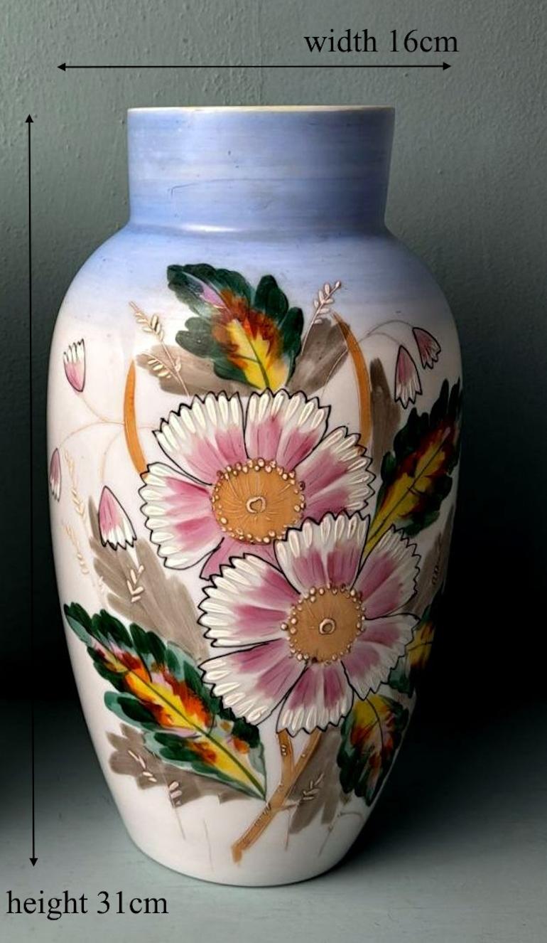 Napoleon III Style Pair of Hand-Painted Opaline Glass Vases in vendita 10