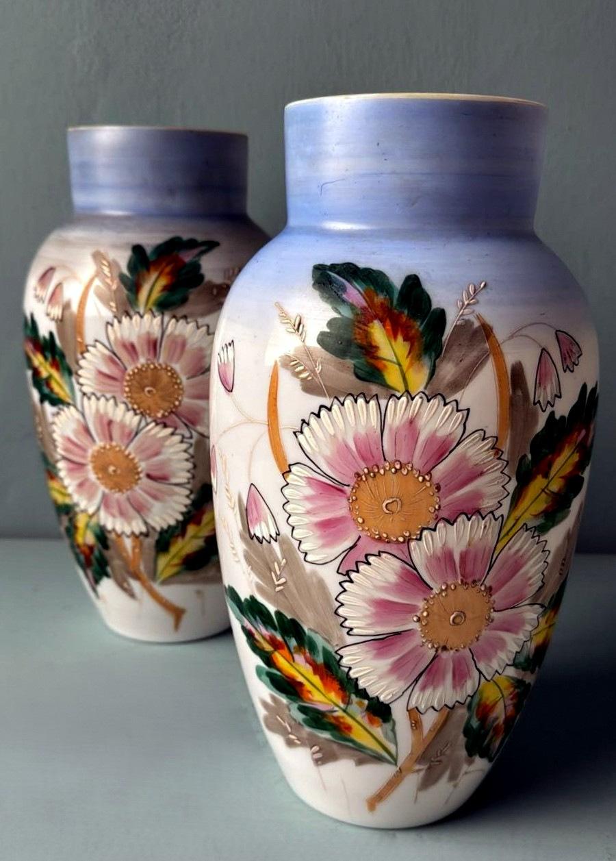 Fatto a mano Napoleon III Style Pair of Hand-Painted Opaline Glass Vases in vendita