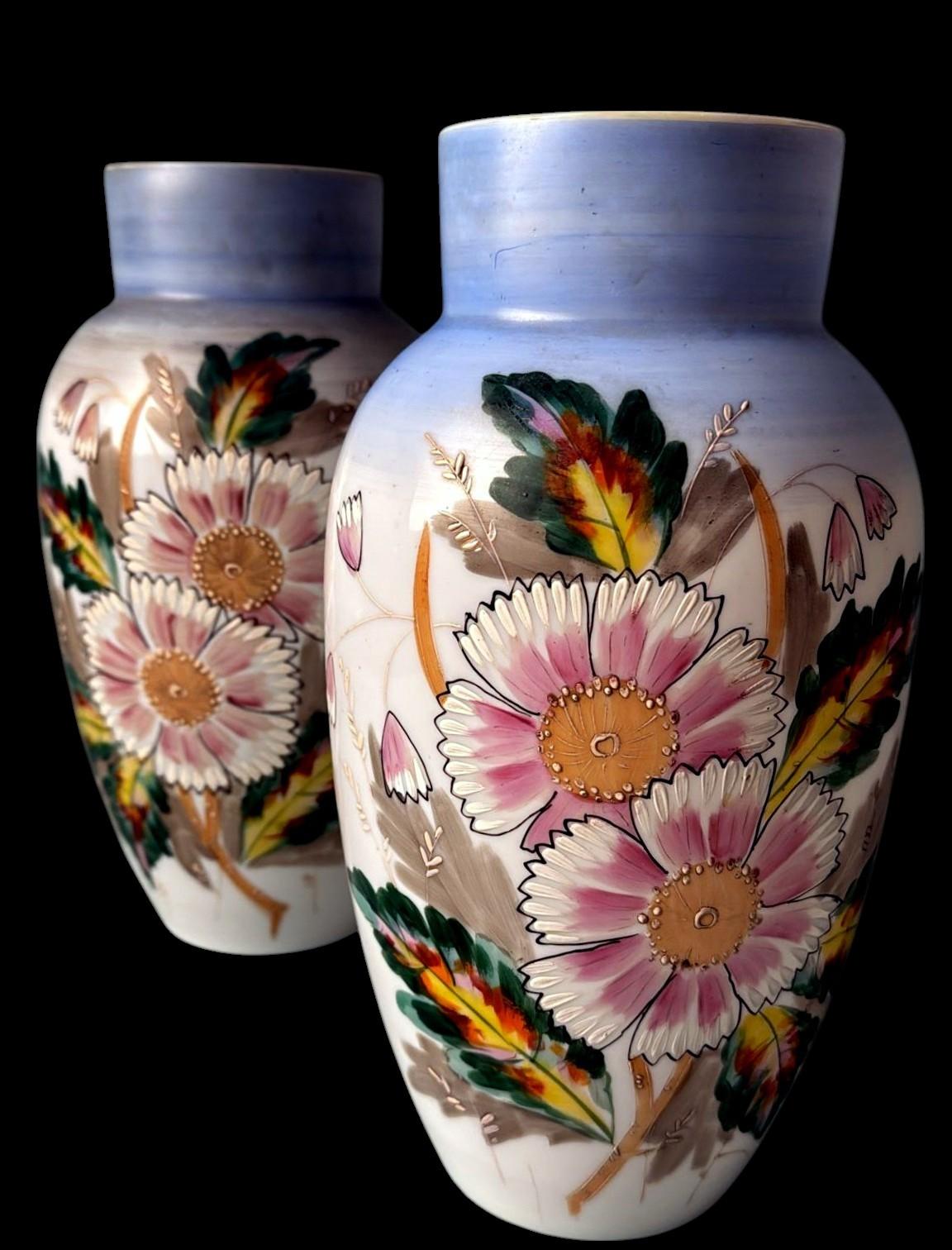 Napoleon III Style Pair of Hand-Painted Opaline Glass Vases In condizioni buone in vendita a Prato, Tuscany