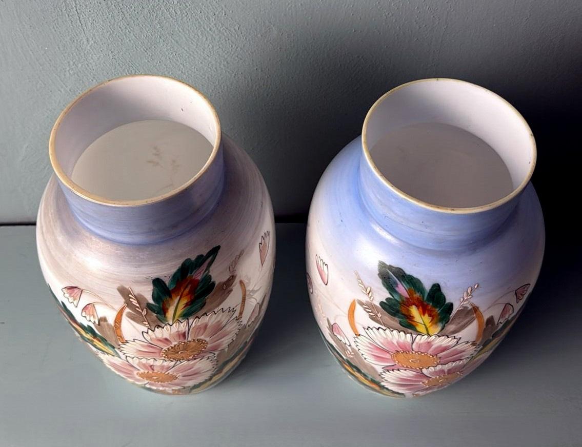 XIX secolo Napoleon III Style Pair of Hand-Painted Opaline Glass Vases in vendita