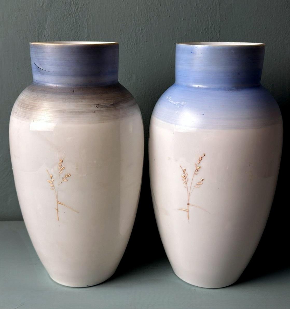 Vetro opalino Napoleon III Style Pair of Hand-Painted Opaline Glass Vases in vendita