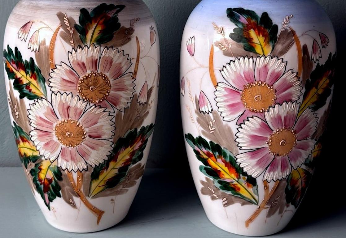 Napoleon III Style Pair of Hand-Painted Opaline Glass Vases in vendita 1