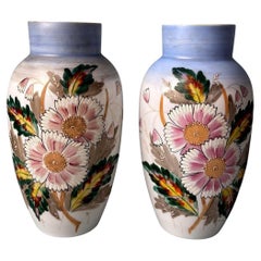 Paire de vases en verre opalin peints à la main de style Napoléon III