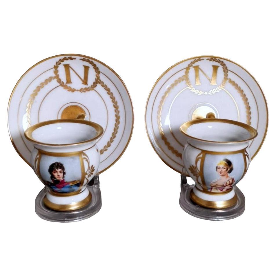 Paar Limoges-Porzellanbecher im Napoleon-III-Stil mit Teller, handbemalt